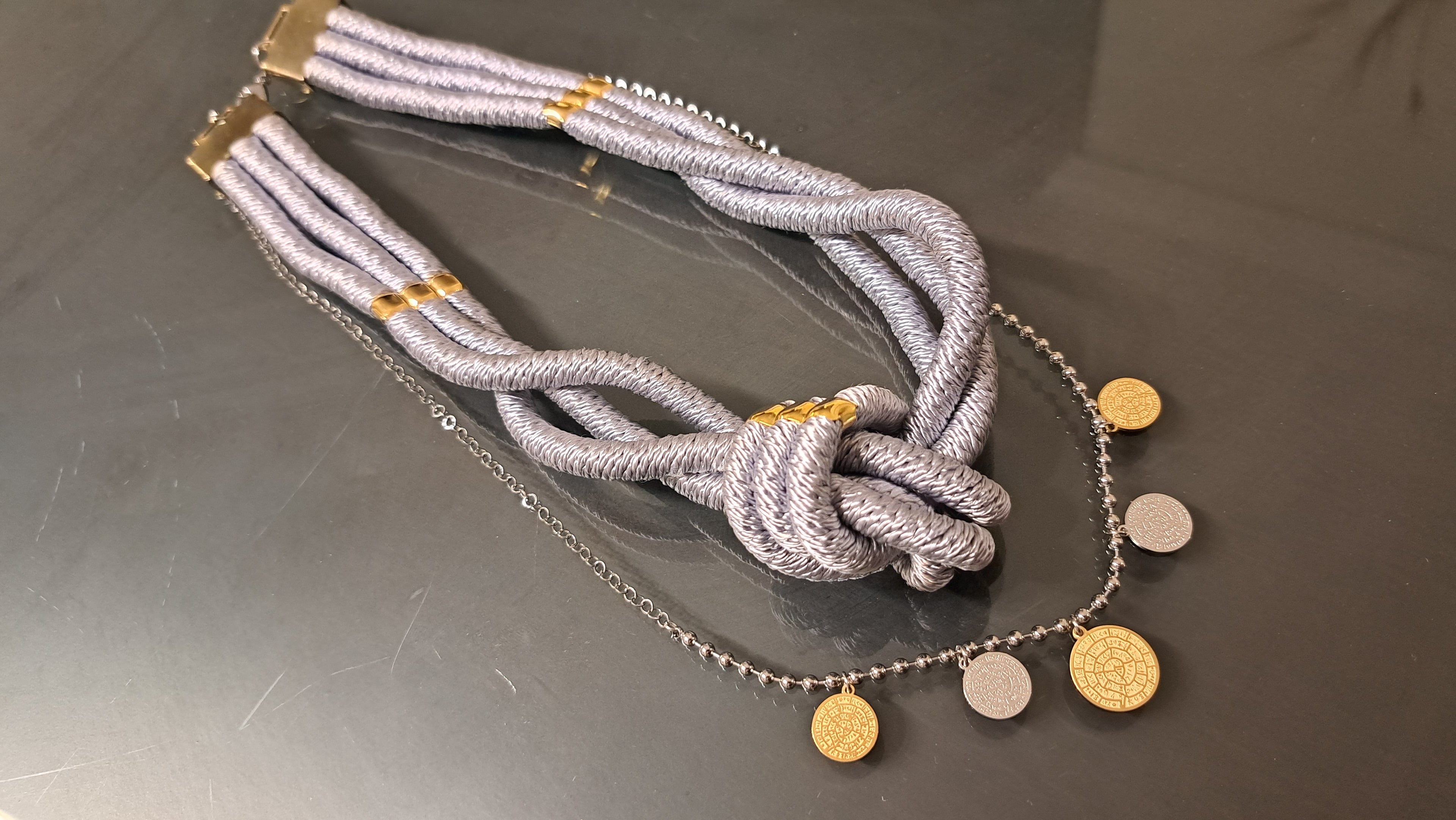 Χειροποίητο Κολιέ με Ασημί Κόμπο & Μεταλλικά Κρεμαστά Στοιχεία | kallαίσθησις