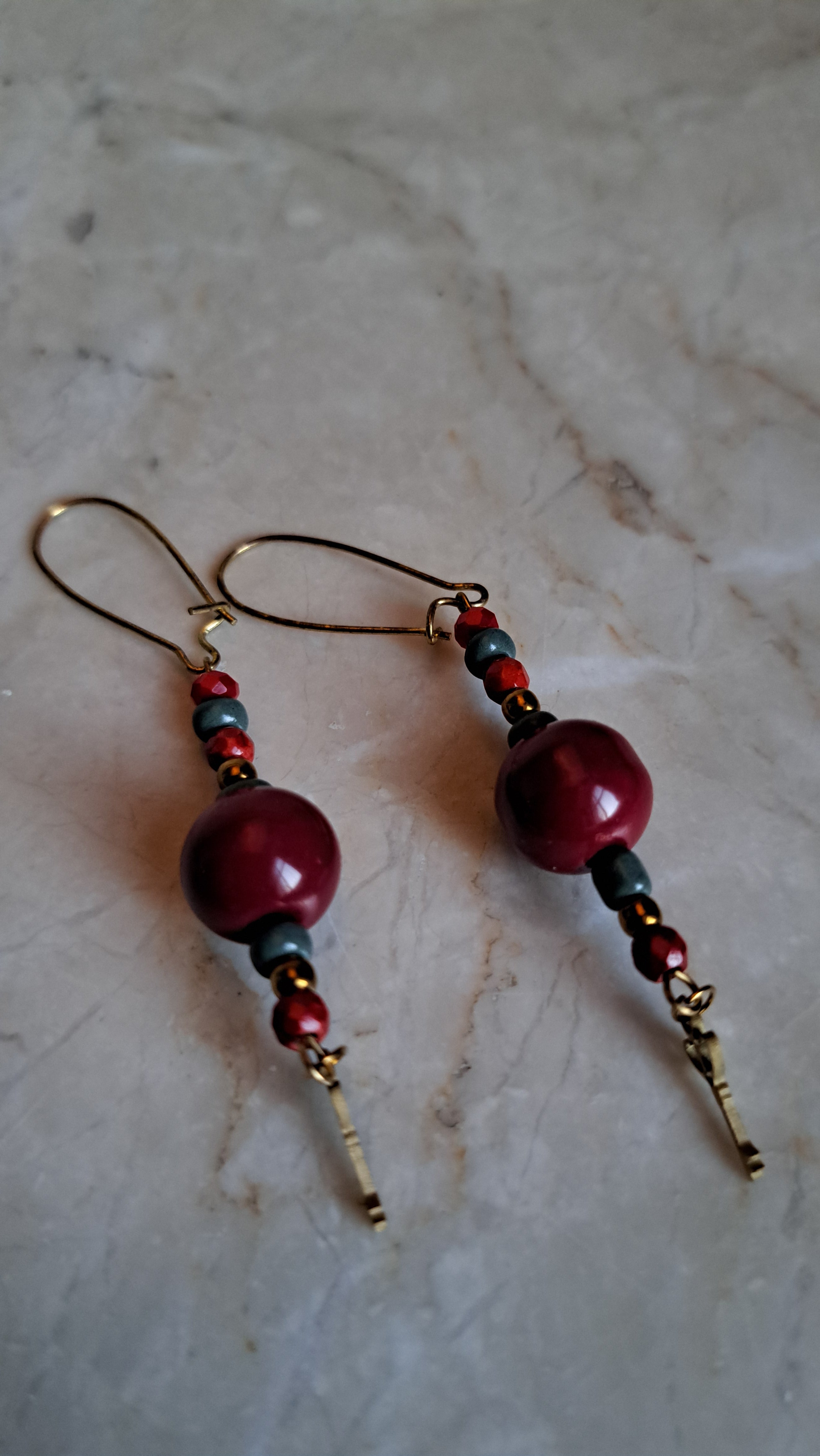 Κρεμαστά Σκουλαρίκια “Κόκκινο & Τυρκουάζ με Κλειδί” | Kallαίσθησις