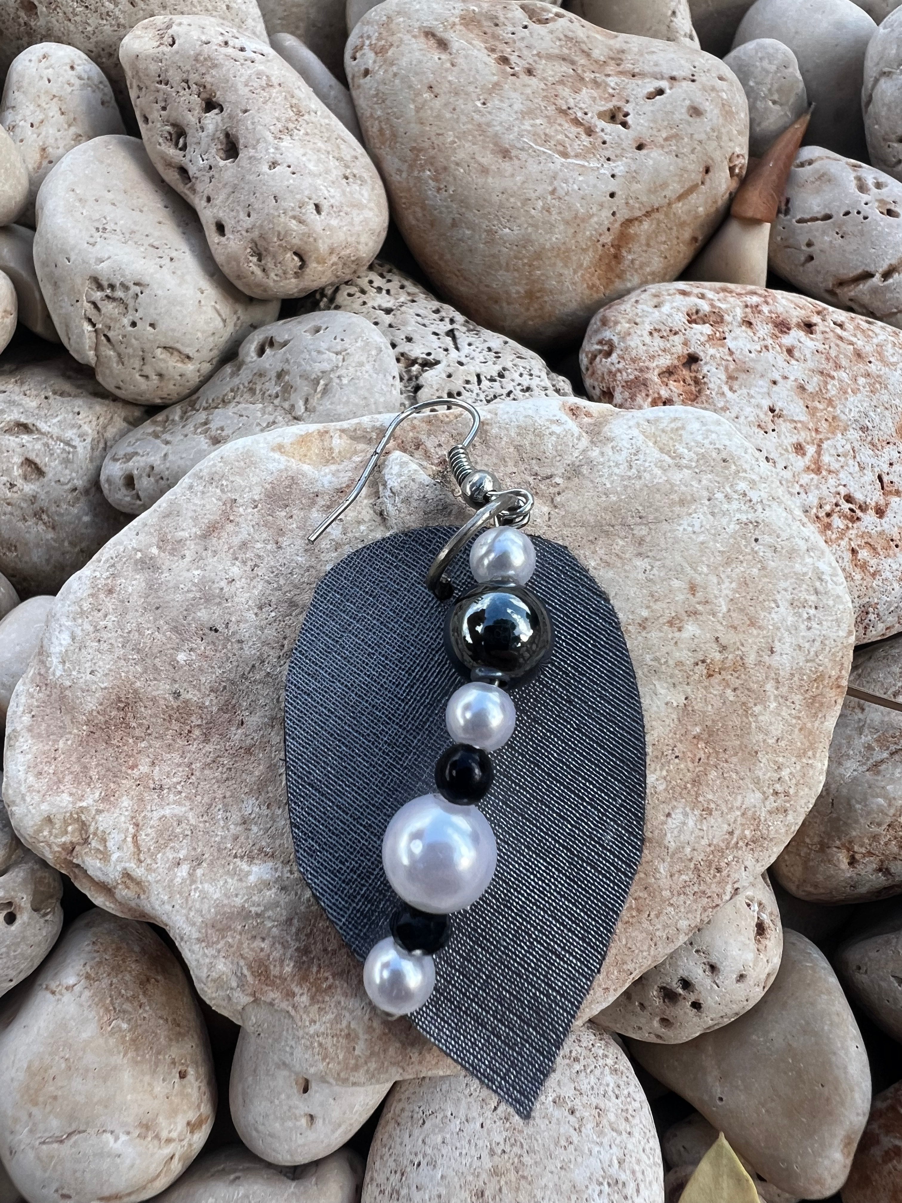 Χειροποίητα Σκουλαρίκια με Μαύρες & Λευκές Πέρλες | Kallαισθησις