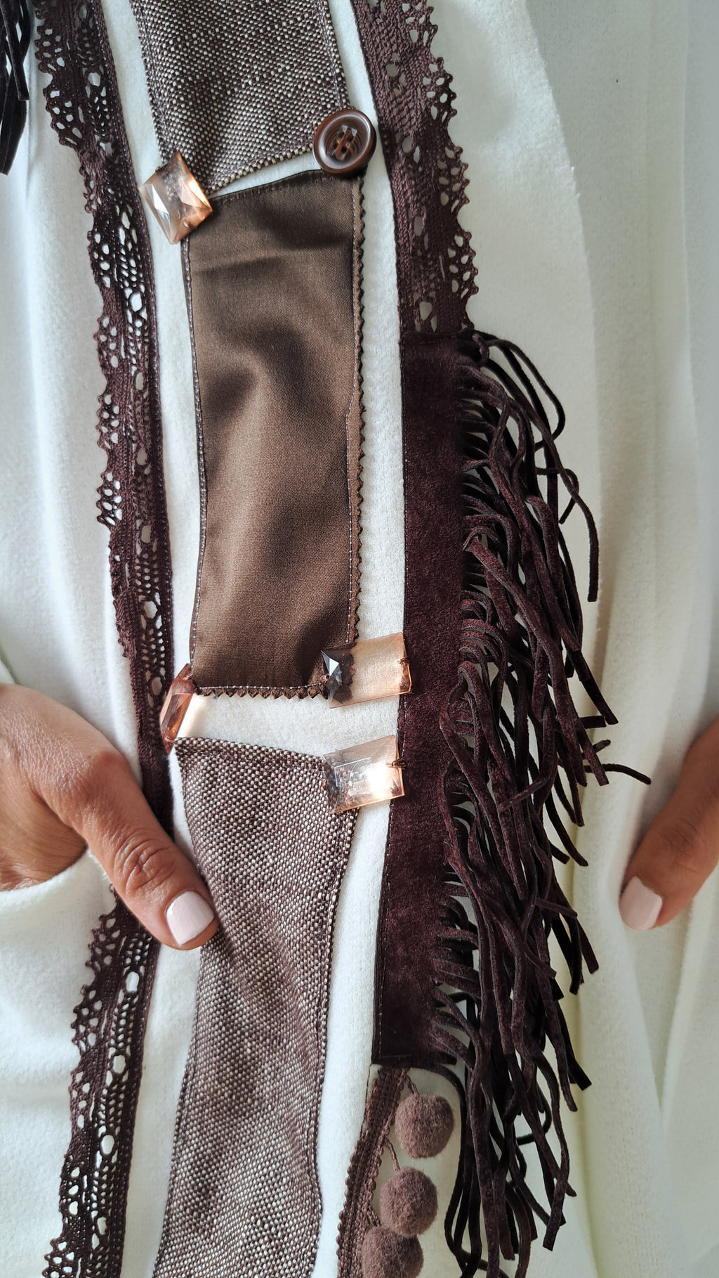 Λευκό ημίπαλτο με καφέ διακοσμητικές λεπτομέρειες | kallαίσθησις