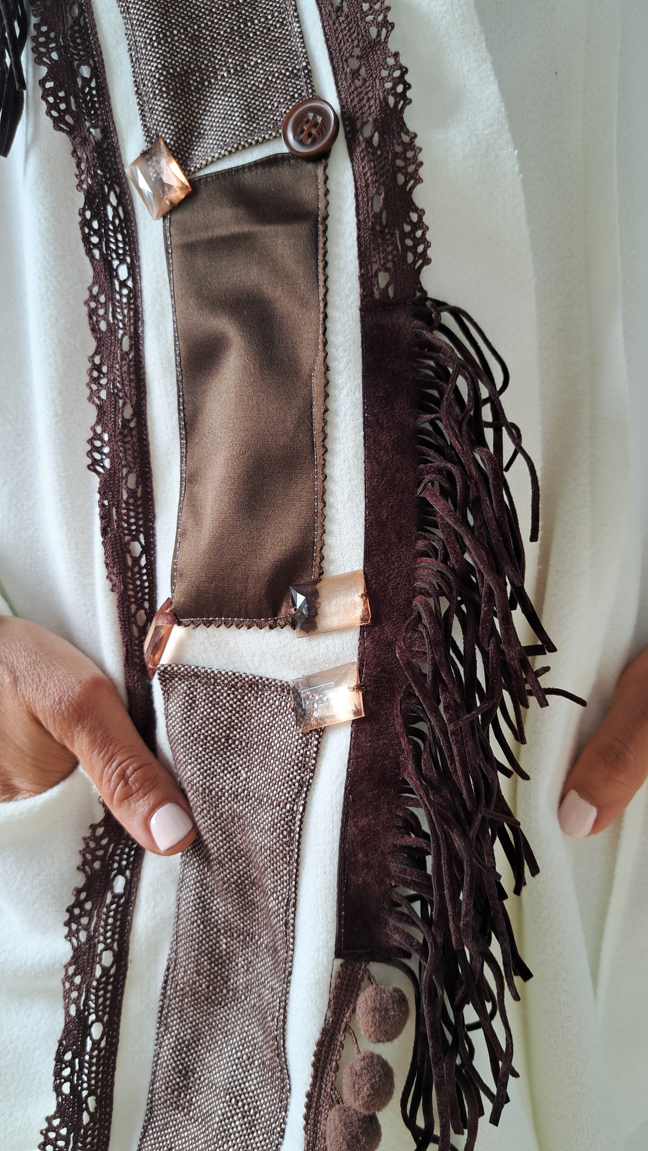 Λευκό ημίπαλτο με καφέ διακοσμητικές λεπτομέρειες | kallαίσθησις