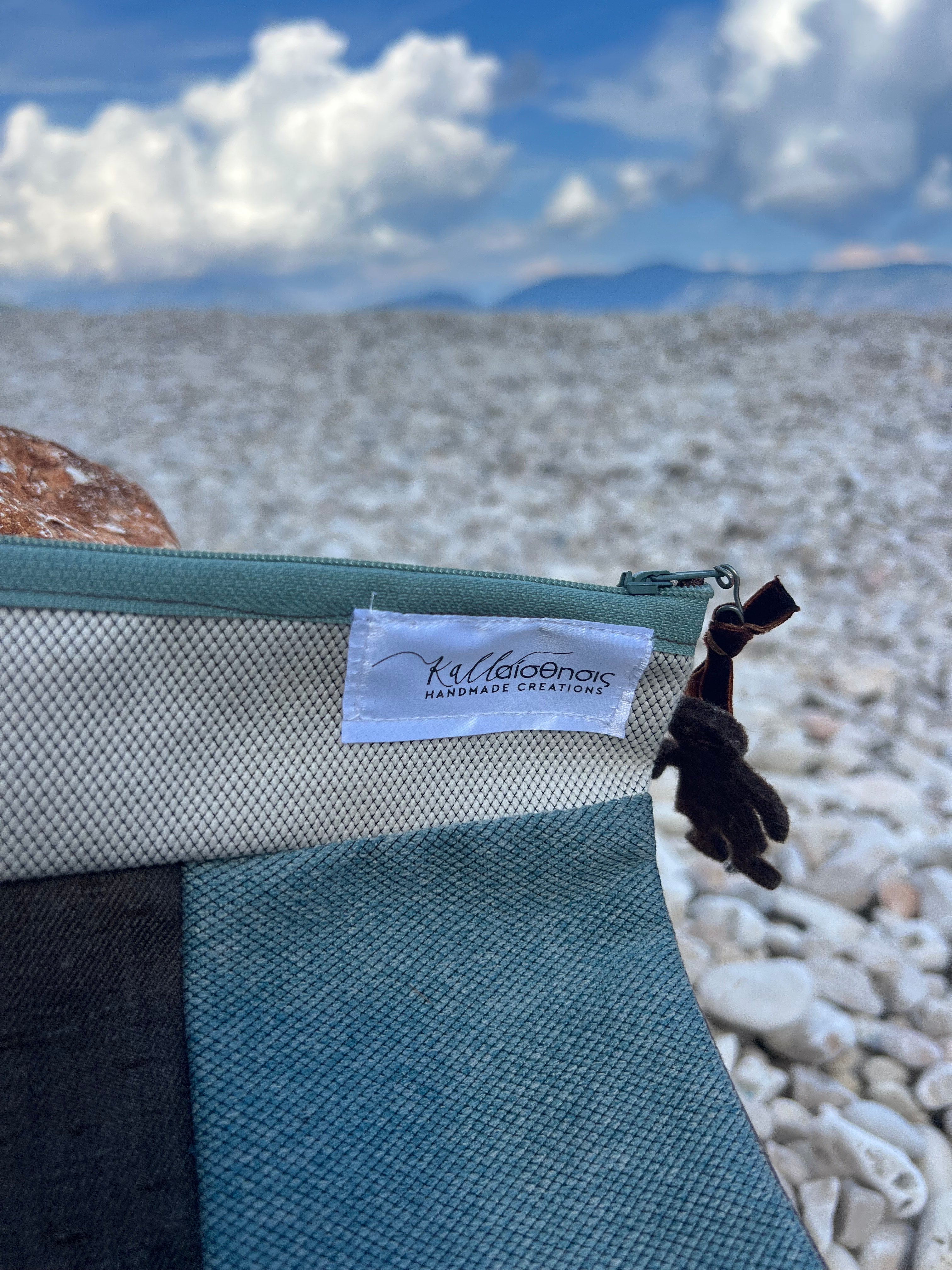 Χειροποίητο Υφασμάτινο Τσαντάκι με καφέ & Σμαραγδί Λεπτομέρεια | Kallαισθησις