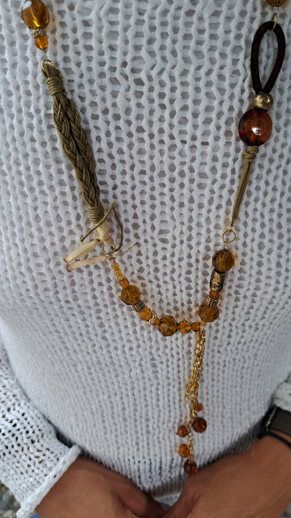 Μακρύ χειροποίητο κολιέ με κεχριμπαρί χάντρες και χρυσές λεπτομέρειες | kallαίσθησις