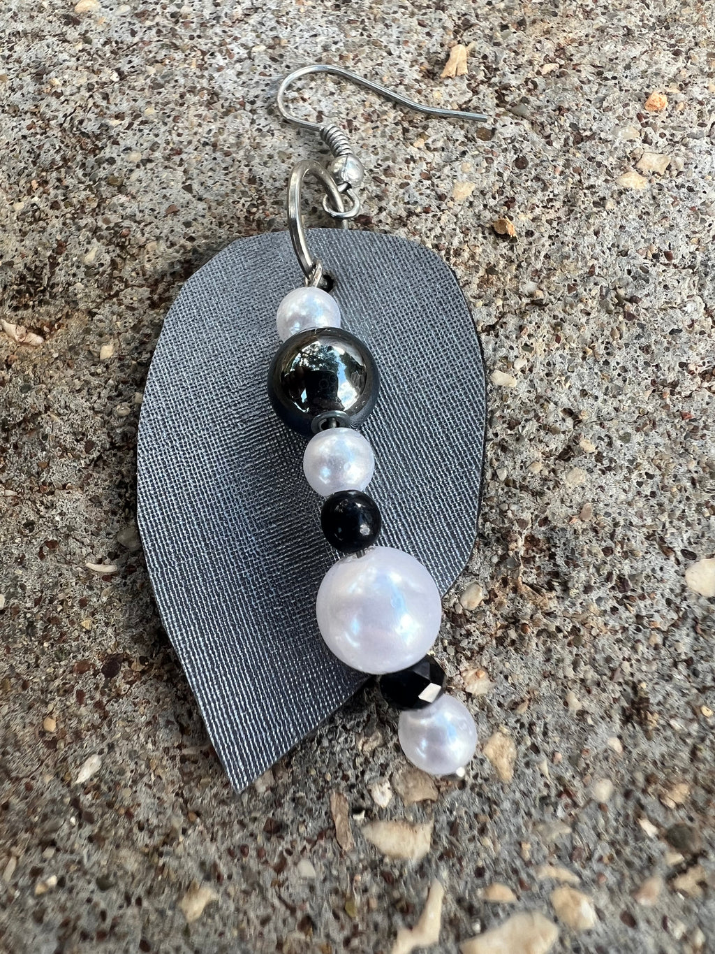 Χειροποίητα Σκουλαρίκια με Μαύρες & Λευκές Πέρλες | Kallαισθησις