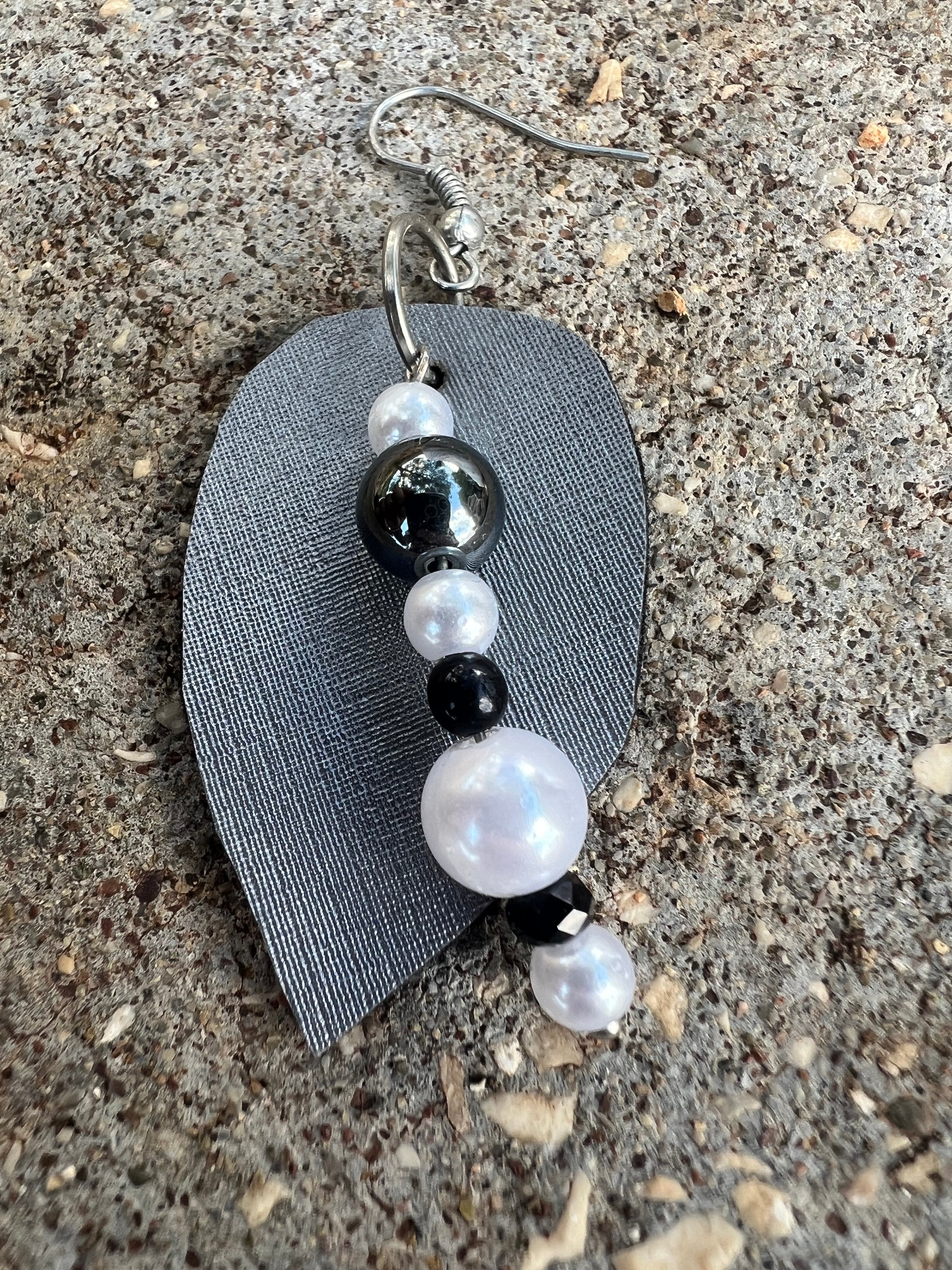 Χειροποίητα Σκουλαρίκια με Μαύρες & Λευκές Πέρλες | Kallαισθησις