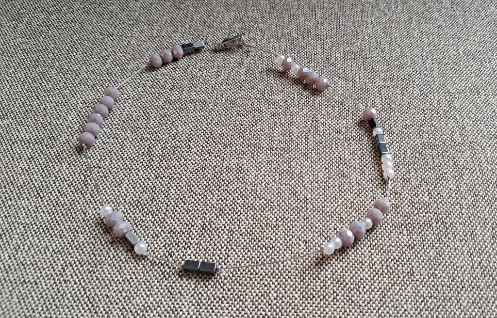 Κολιέ με γκρι και περλέ χάντρες σε ατσάλινο σύρμα | kallαίσθησις