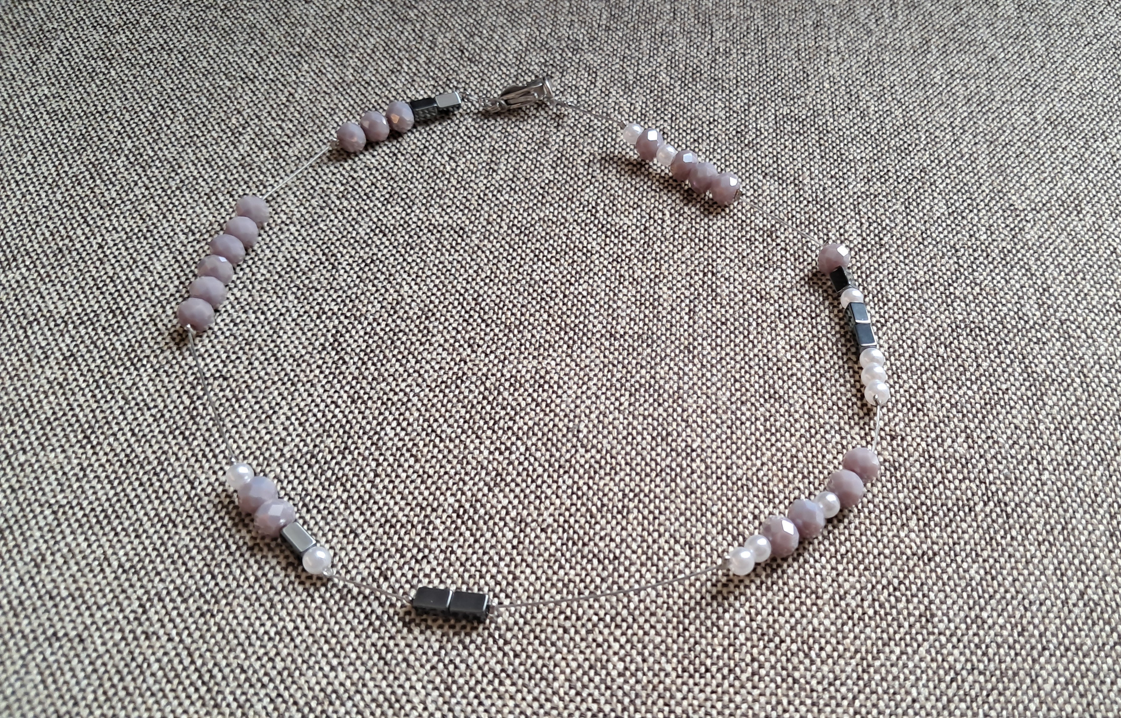 Κολιέ με γκρι και περλέ χάντρες σε ατσάλινο σύρμα | kallαίσθησις