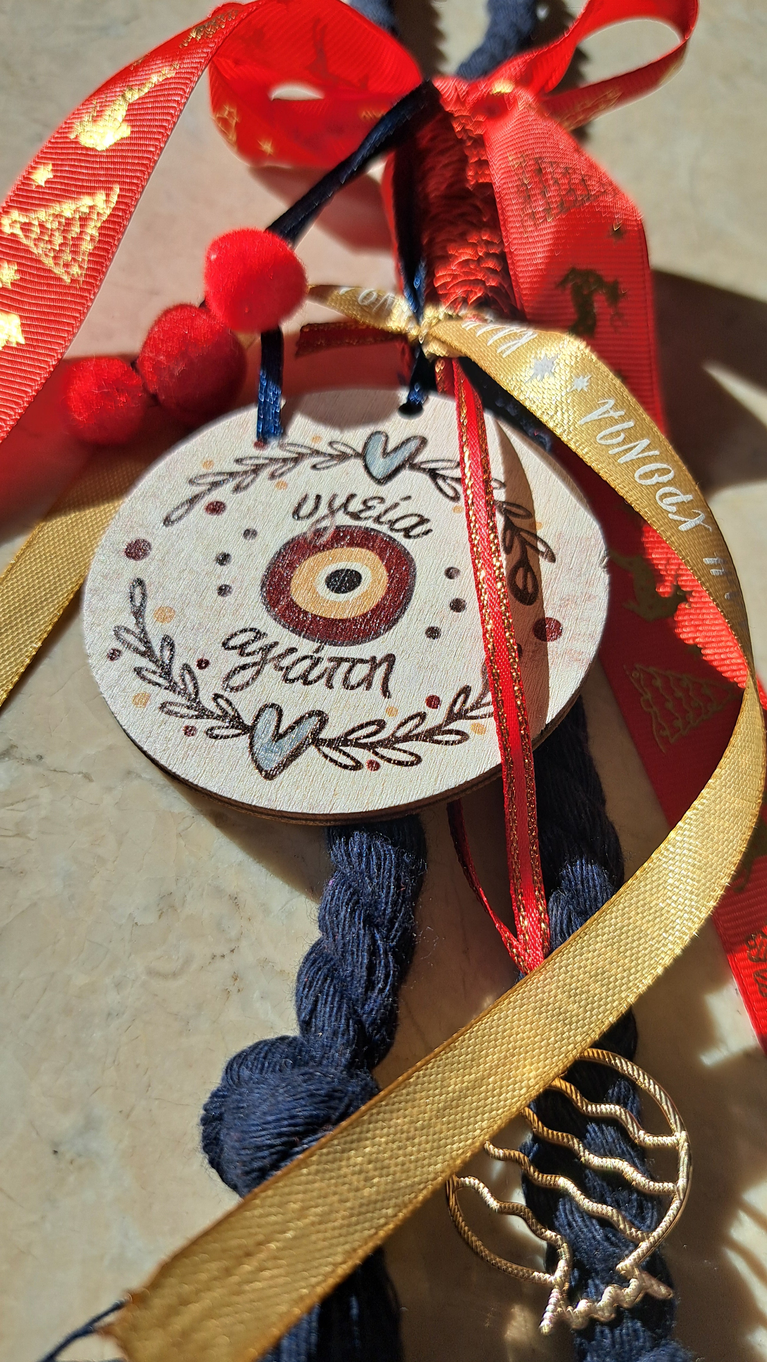 Γούρι “Υγεία & Αγάπη” με Κόκκινες Γιορτινές Κορδέλες | Kallαίσθησις