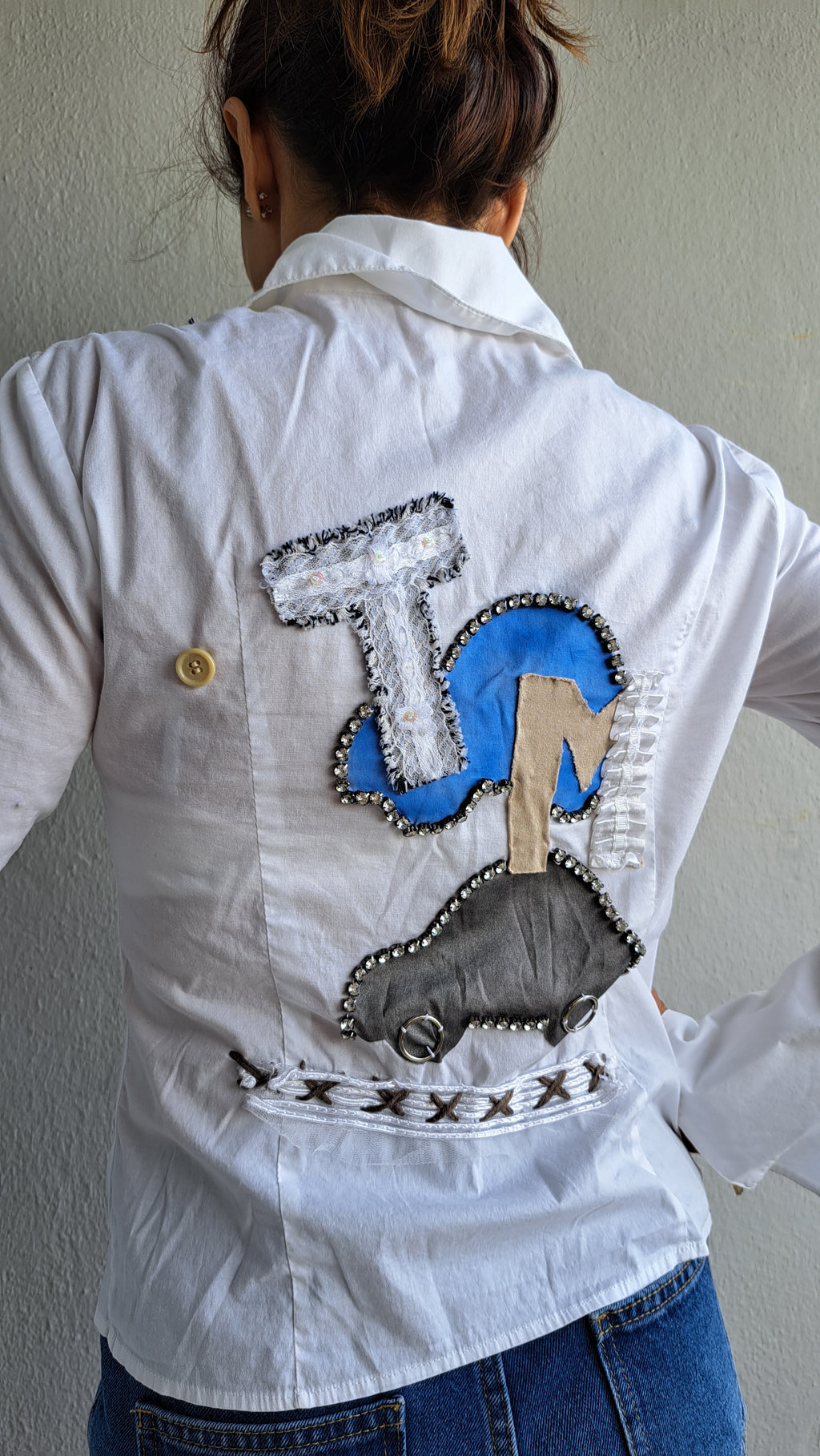 Λευκό χειροποίητο πουκάμισο με κεντητές λεπτομέρειες & υφασμάτινα μοτίβα | kallαίσθησις