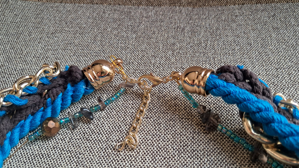 Διπλό statement κολιέ με χρυσή αλυσίδα & μπλε πλέξη | kallαίσθησις