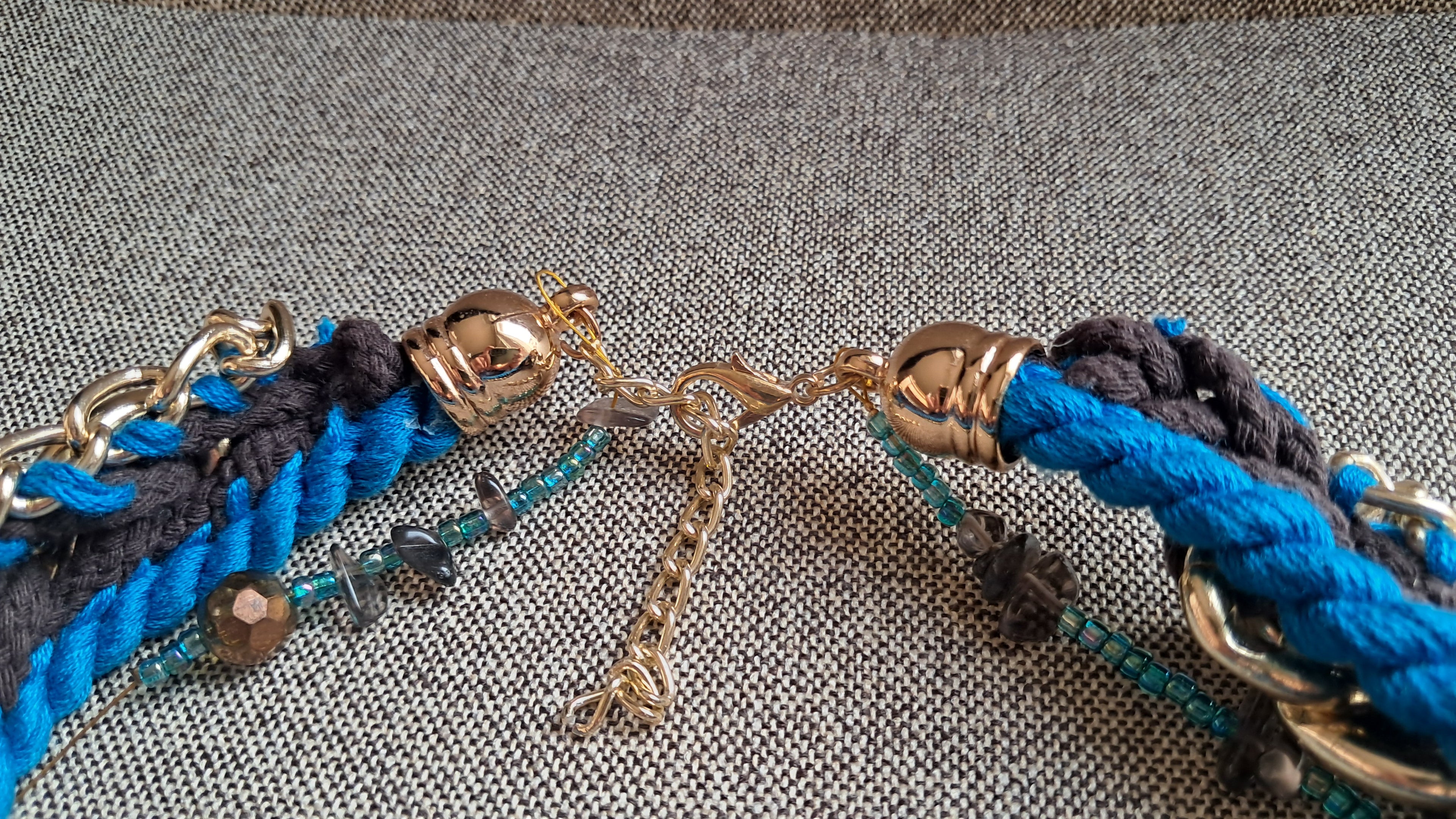 Διπλό statement κολιέ με χρυσή αλυσίδα & μπλε πλέξη | kallαίσθησις