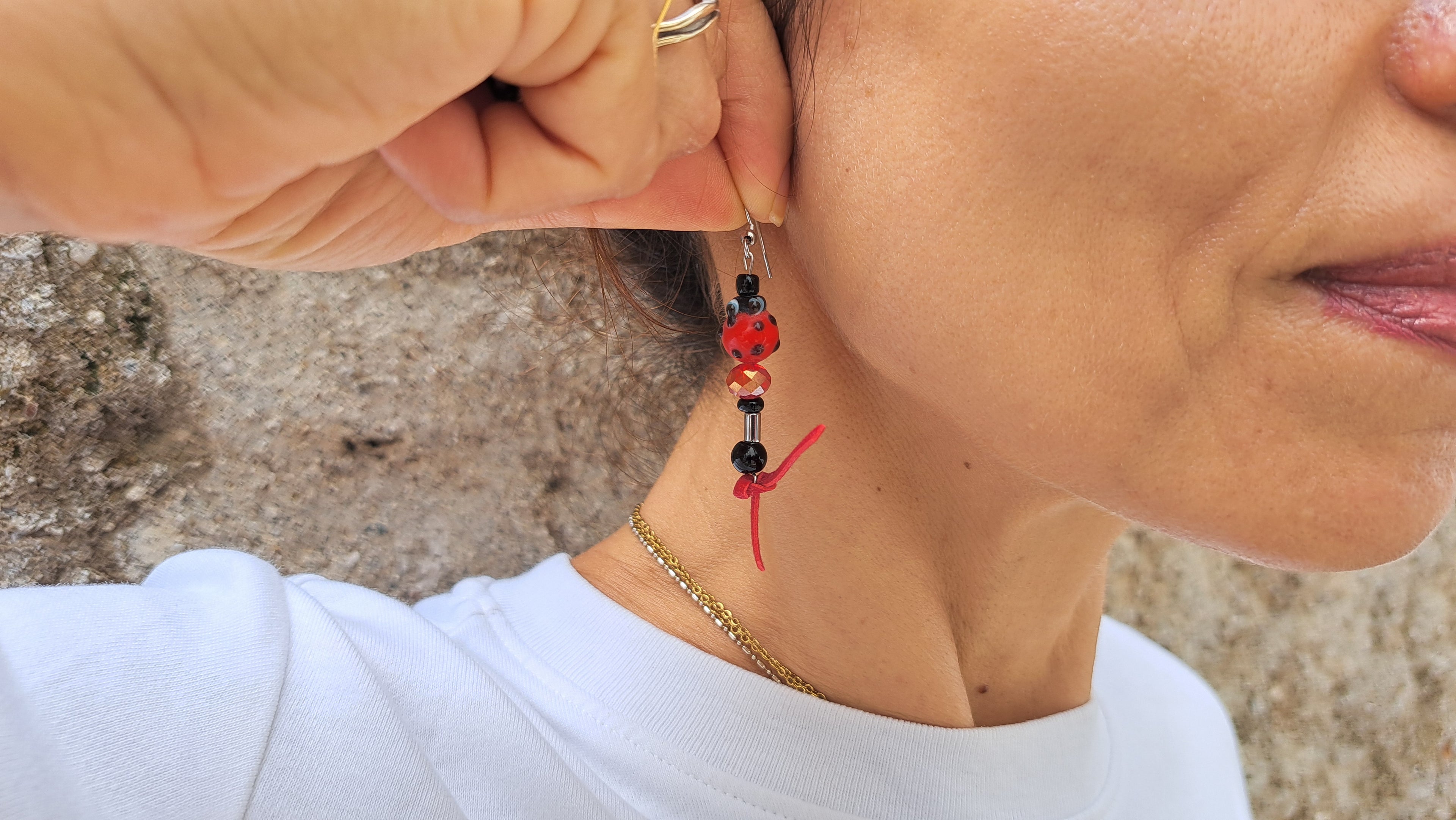 Χειροποίητα Σκουλαρίκια με Κοκκινόμαυρες Χάντρες & Στοιχείο Πασχαλίτσα | kallαίσθησις