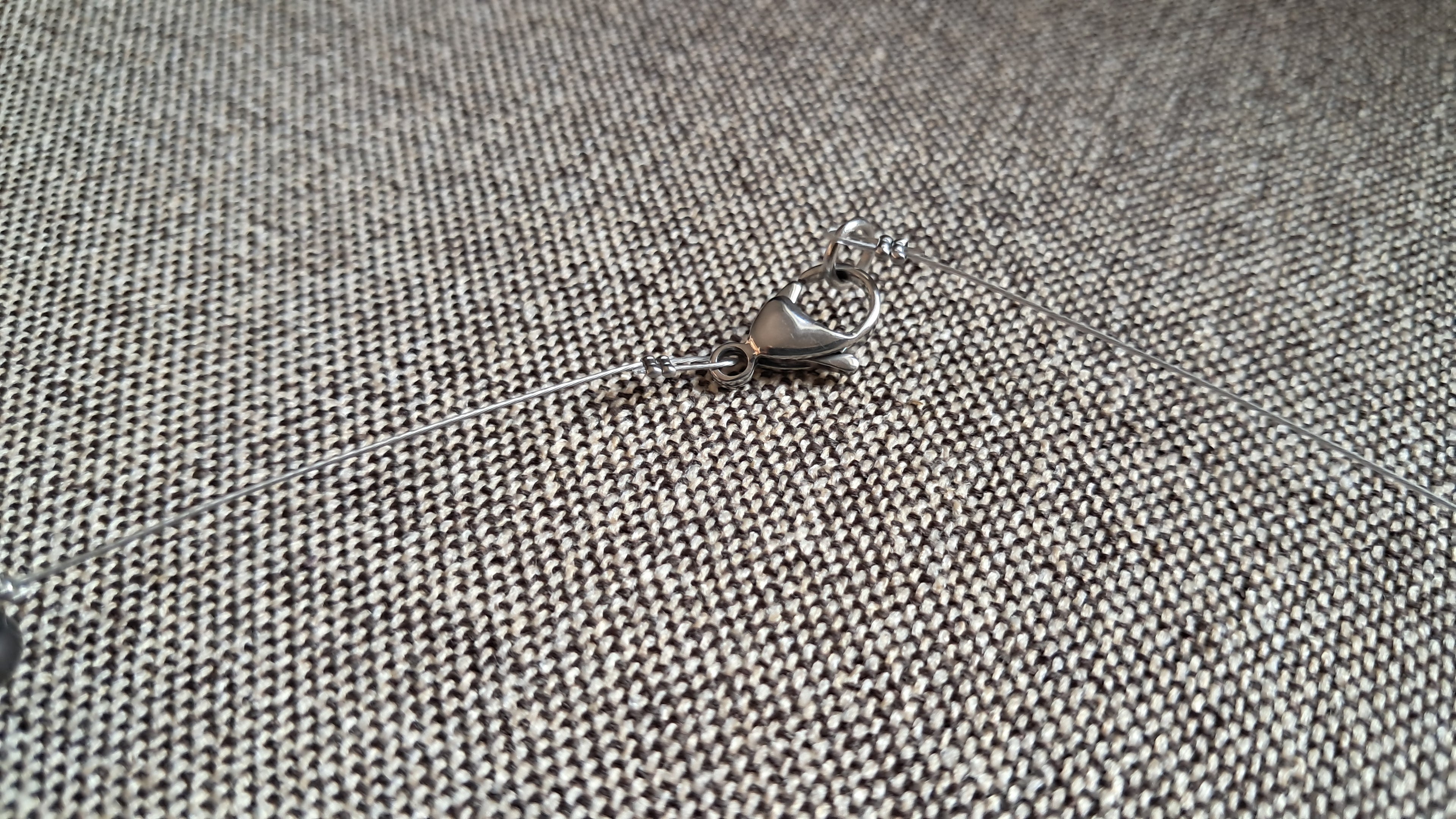 Κολιέ με μαύρες περλέ χάντρες και μεταλλικές λεπτομέρειες | kallαίσθησις