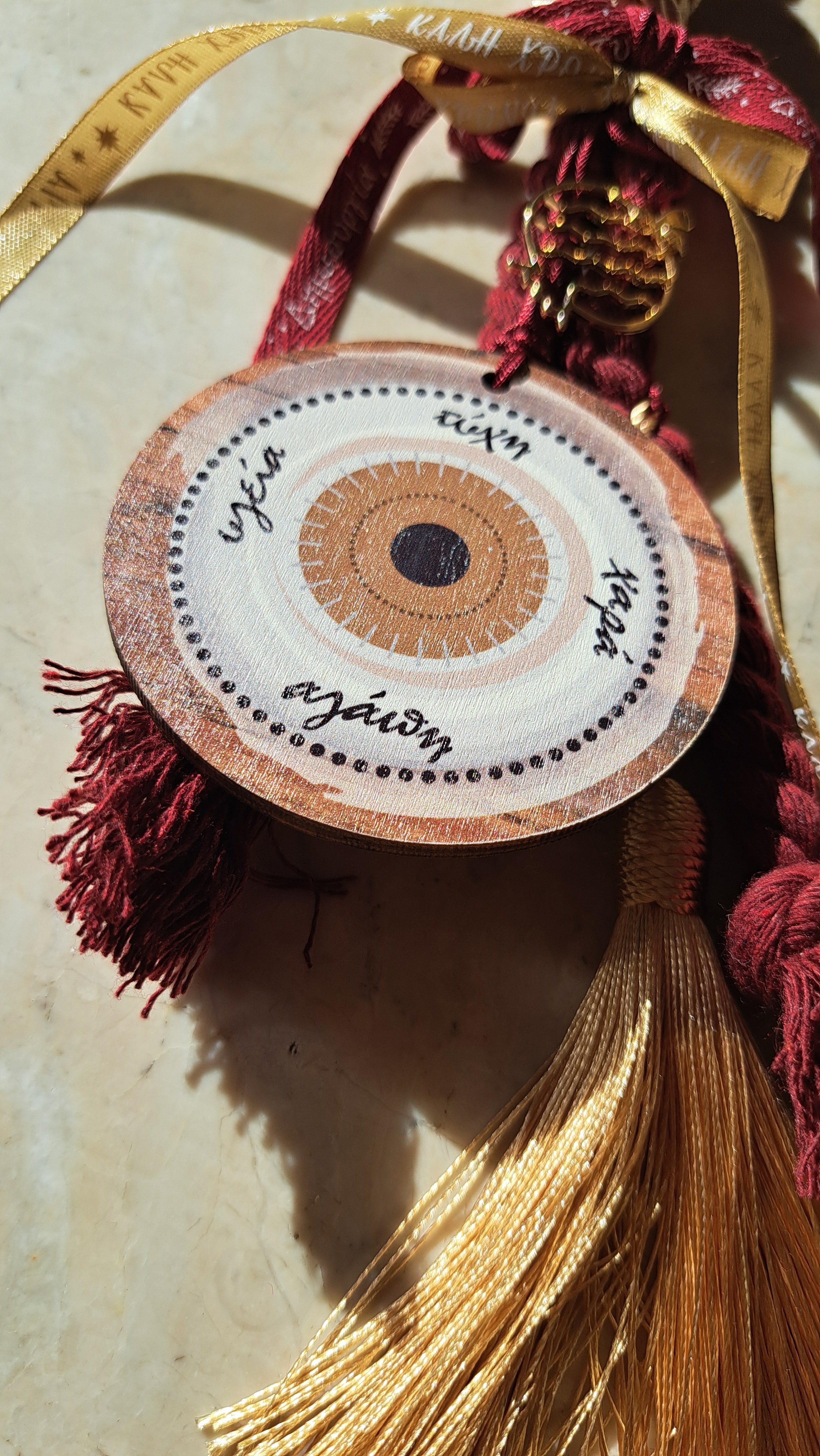 Γούρι με Μάτι, Κορδέλες & Φούντες σε Μπορντό–Χρυσαφί | Kallαίσθησις