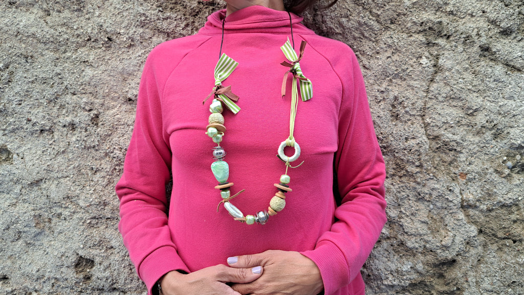 Κολιέ με πράσινες χάντρες & κορδέλες | kallαίσθησις