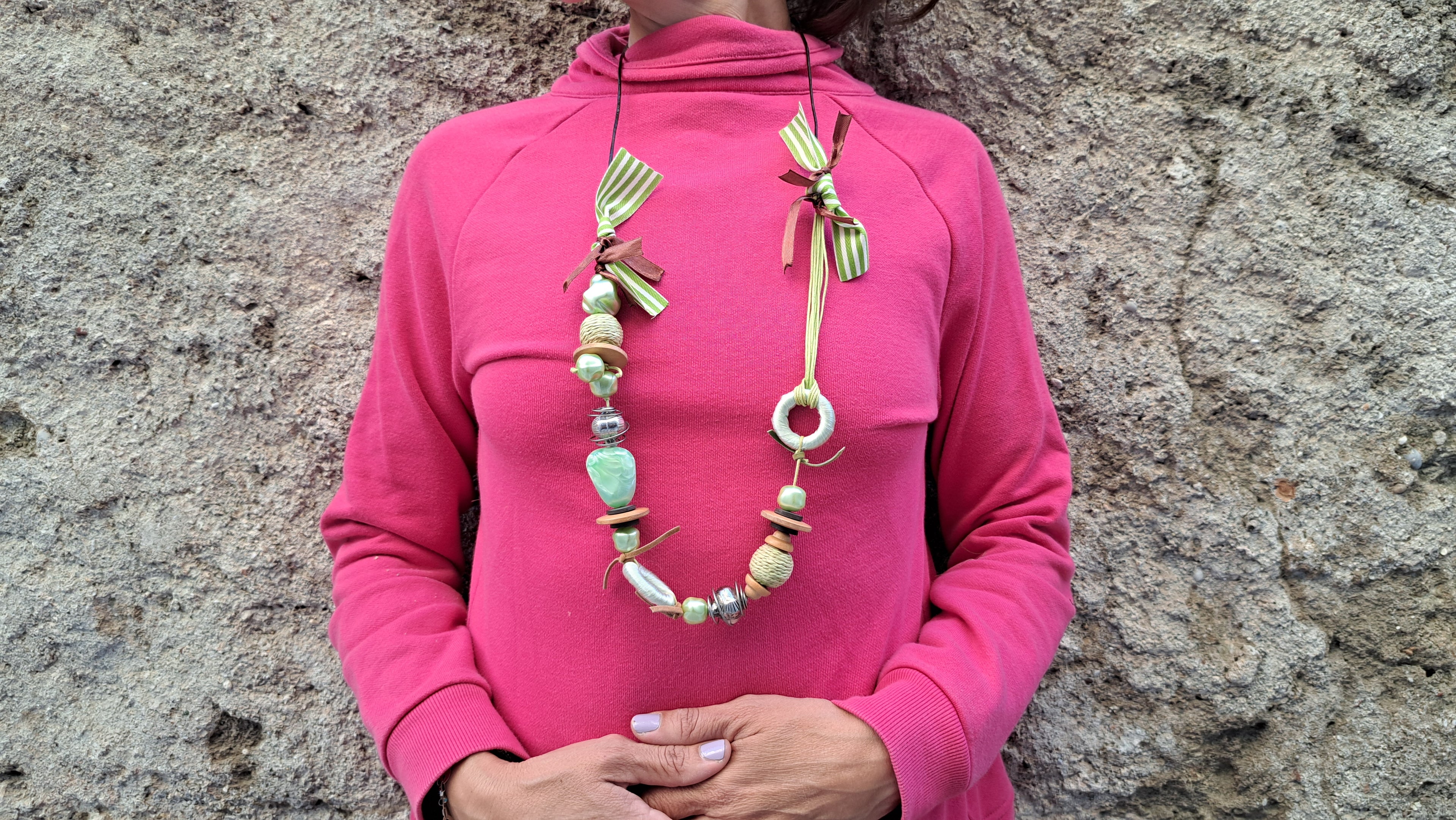 Κολιέ με πράσινες χάντρες & κορδέλες | kallαίσθησις