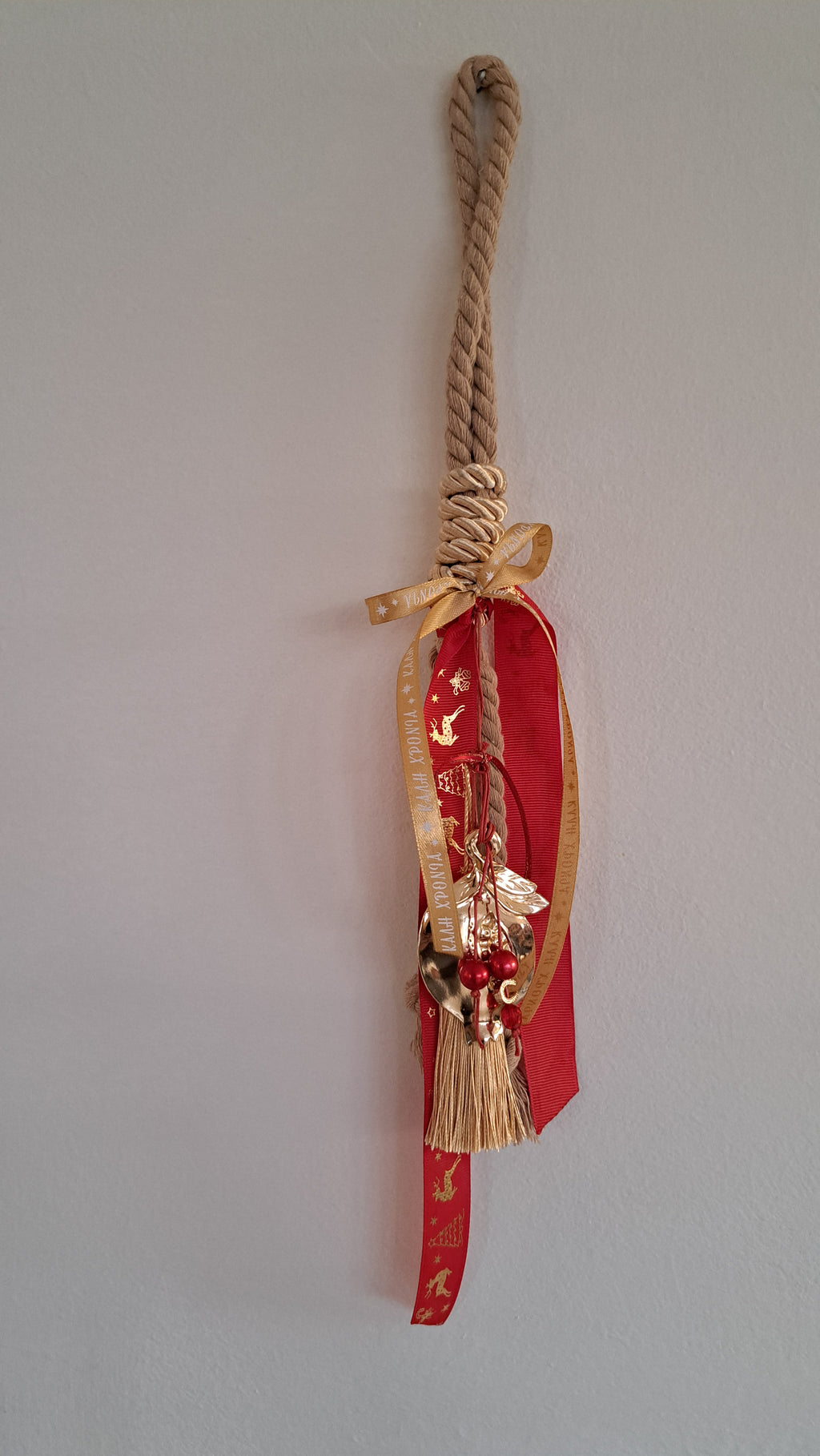 Γούρι Ρόδι Χρυσό με Κόκκινες Λεπτομέρειες & Μεγάλη Φούντα | Kallαίσθησις