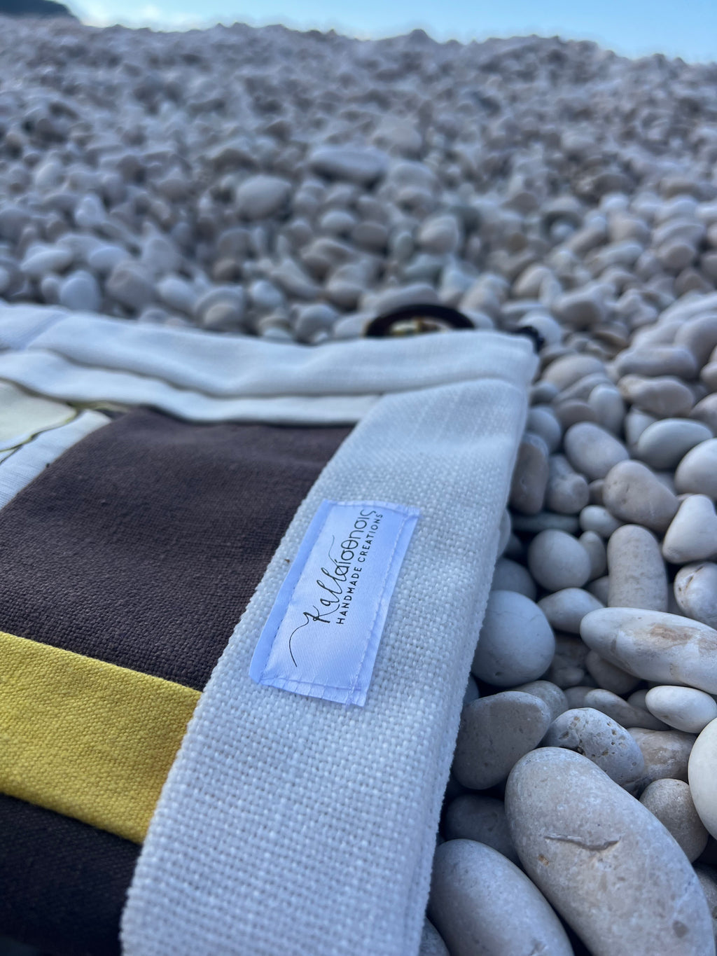 Χειροποίητο τσαντάκι-φάκελος — Πράσινο/Κίτρινο με λευκές & καφέ λεπτομέρειες| Kallαίσθησις