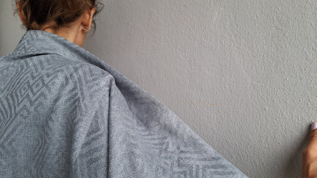 Γκρι ριχτή εσάρπα με κρόσσια & δαντέλα | kallαίσθησις