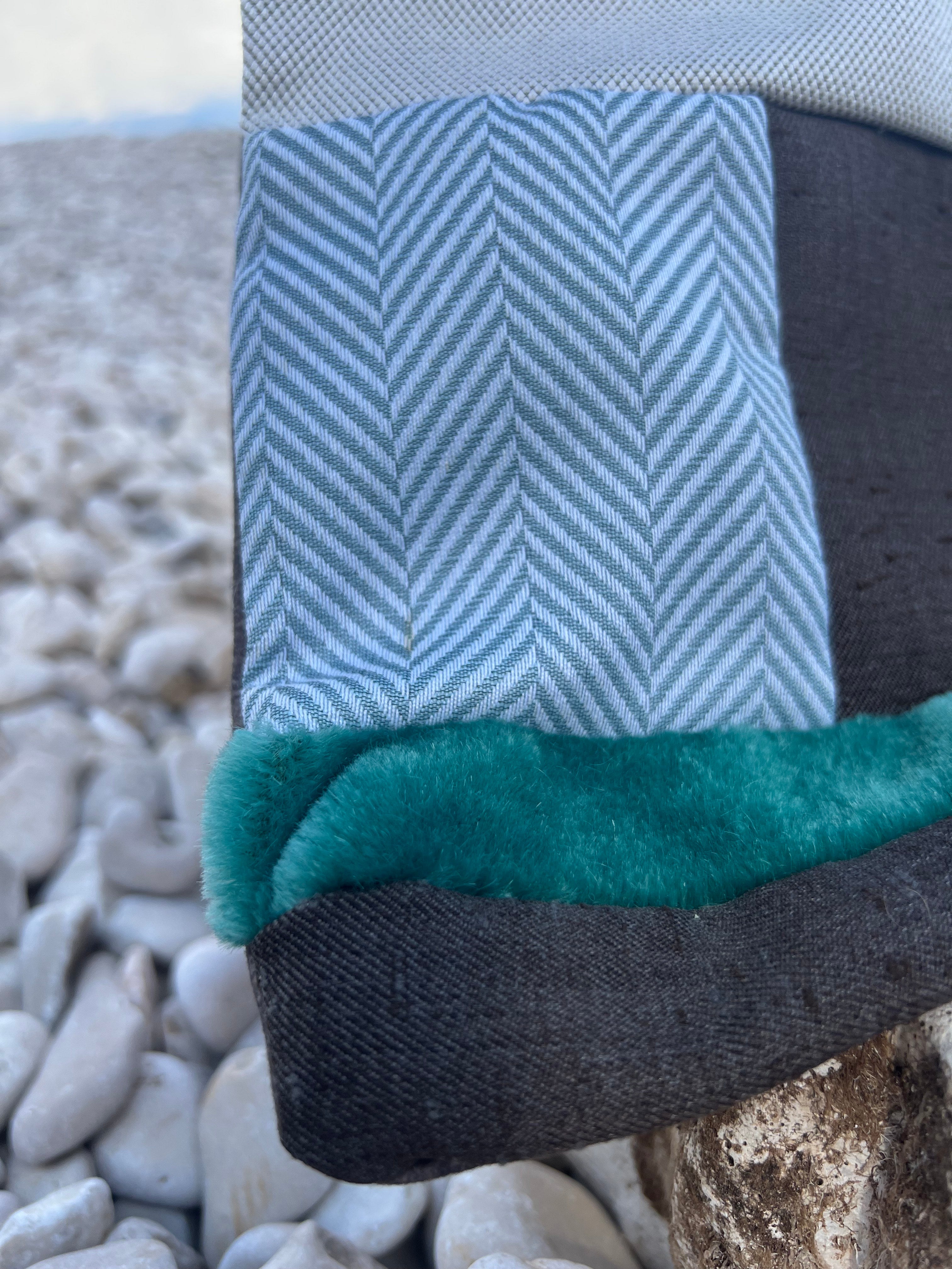 Χειροποίητο Υφασμάτινο Τσαντάκι με καφέ & Σμαραγδί Λεπτομέρεια | Kallαισθησις