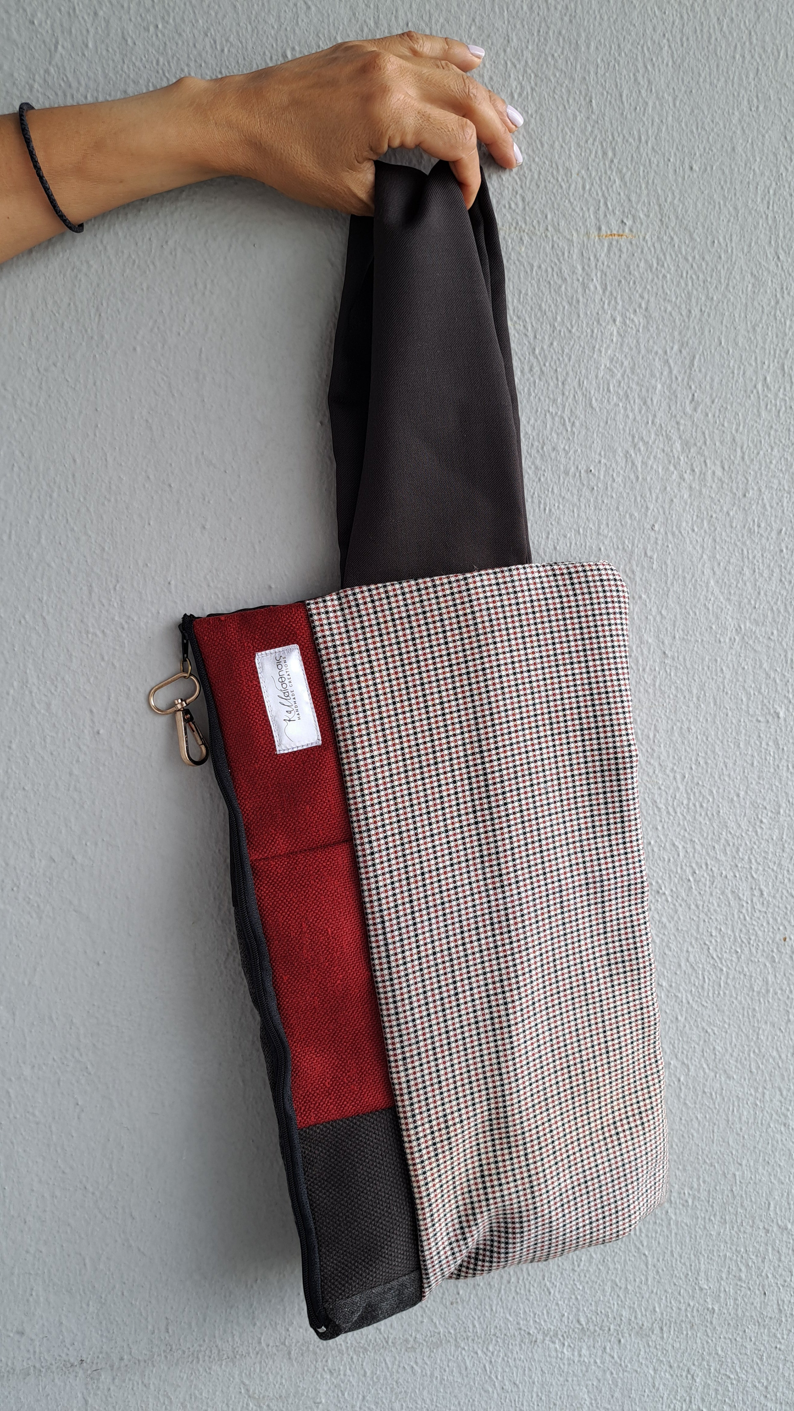 Τσαντάκι χειρός καρό με κόκκινες και καφέ λεπτομέρειες | kallαίσθησις