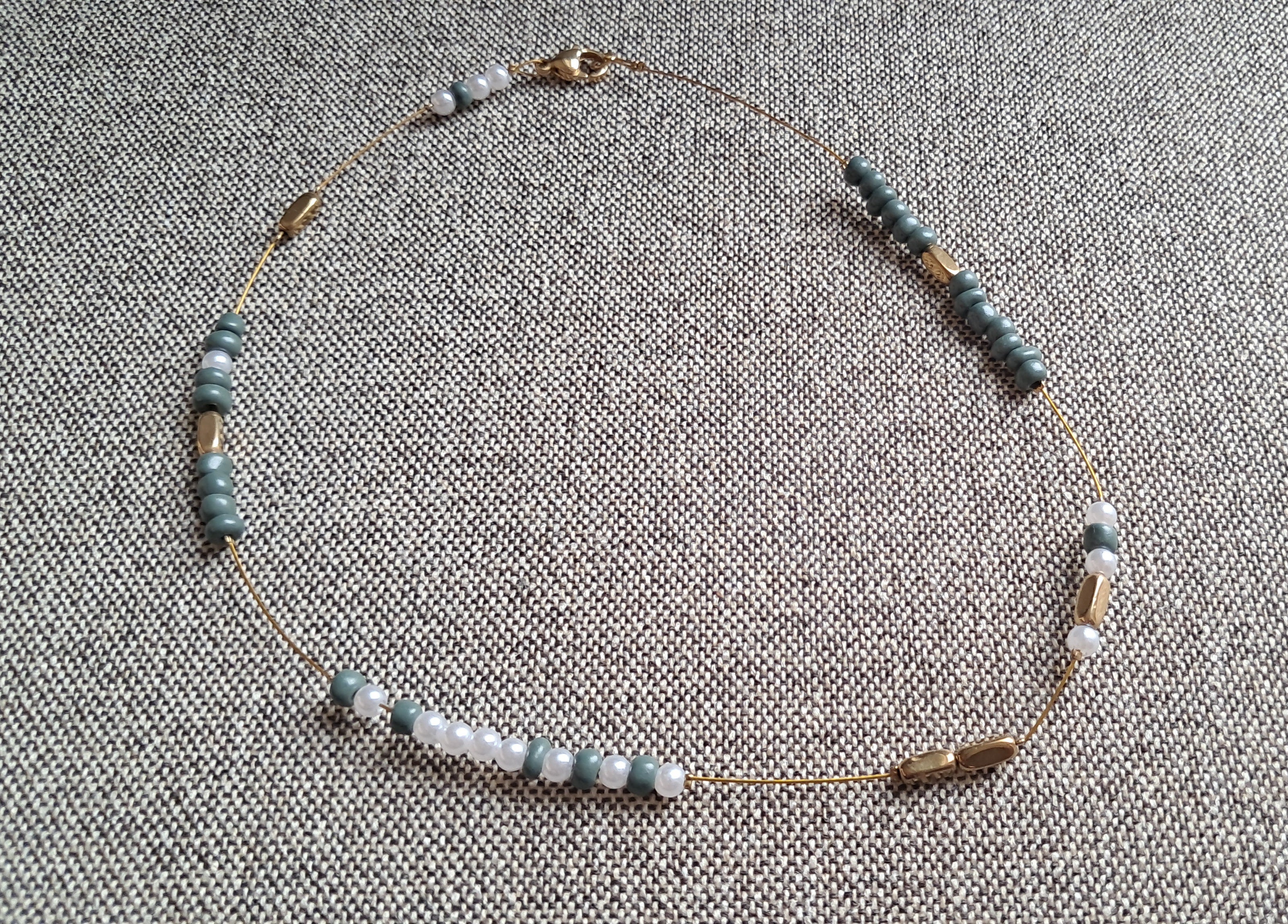 Κολιέ με πράσινες και περλέ χάντρες & χρυσές λεπτομέρειες | kallαίσθησις